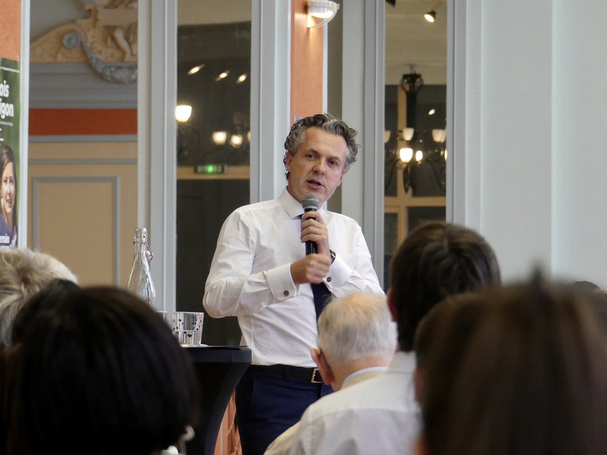 F_Gernigon's tweet photo. Un plaisir de vous voir si nombreux hier soir lors de la réunion publique à #Angers en présence de @ChristopheBechu.

➡️ Santé, transition écologique, famille, handicap, emploi... autant de sujets dont nous avons pu débattre ! 

 #Circo4901 #Legislatives2022 https://t.co/i0NLv4TRyH