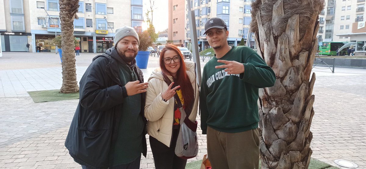 ruthgrass's tweet photo. #LiberenALancer Conocí a Lancer Lirical aquí en Madrid. Es tan majo como se le ve en la foto. Después de más de 24h sin saber nada él y detenido injustamente y maltratado en Nuevo León, está libre por fin. Una vez más se demuestra que la unión hace la fuerza. Te queremos, Lancer! https://t.co/RQzCzgVS0V