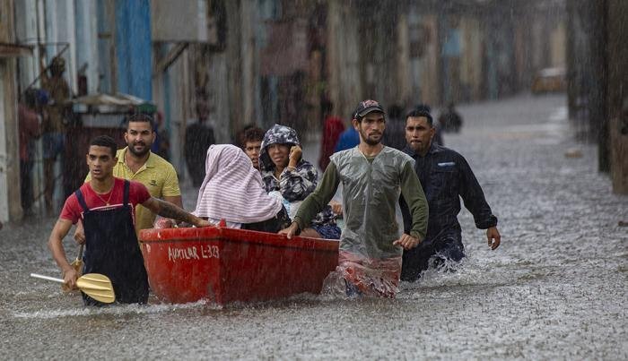 RPolancoF's tweet photo. Intensas lluvias en centro y occidente del país.

Desplegadas todas las entidades para preservar vidas y bienes.

Autoridades llaman a tomar precauciones.

Medios de prensa mantienen permanente información a la población. 

#Cuba se une frente a la adversidad. https://t.co/49QSGgUtIC
