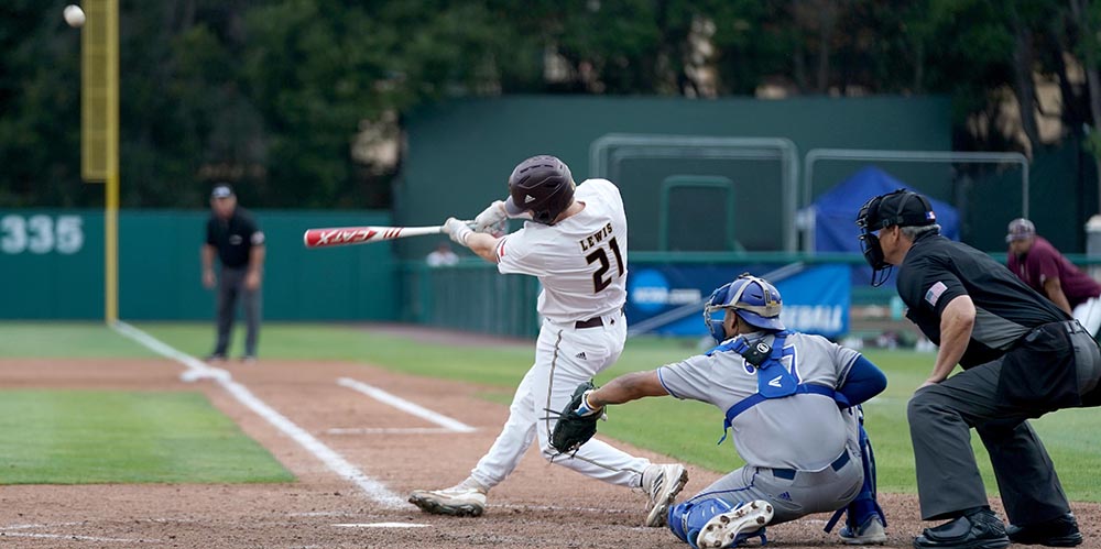 Stitch_Head's tweet photo. Lewis on Lewis crime. 
@TxStateBaseball's Peyton Lewis hit a 3-run dinger off the arm of UCSB's Cory Lewis, giving the Bobcats a 4-2 lead at the halfway point of this game. (Something tells me Thanksgiving with the family is going to be hell this year.)
#RoadToOmaha https://t.co/zXtFrm6s4z