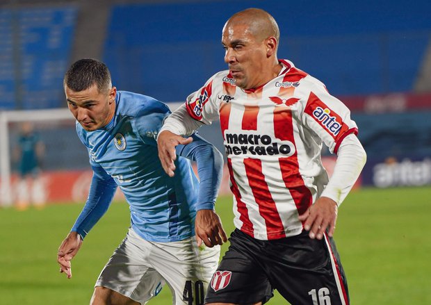 portalmvd's tweet photo. Apertura: River resisitó con uno menos y empató sin goles con City Torque en el Centenario https://t.co/5Tdeqlxw8b https://t.co/XRJguNvtPH