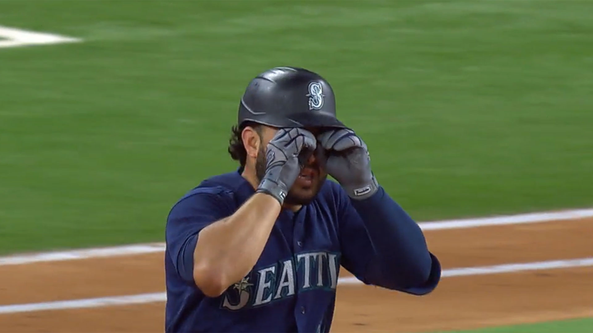 Daniel Kramer on X: Eugenio Suárez puts on his binoculars after