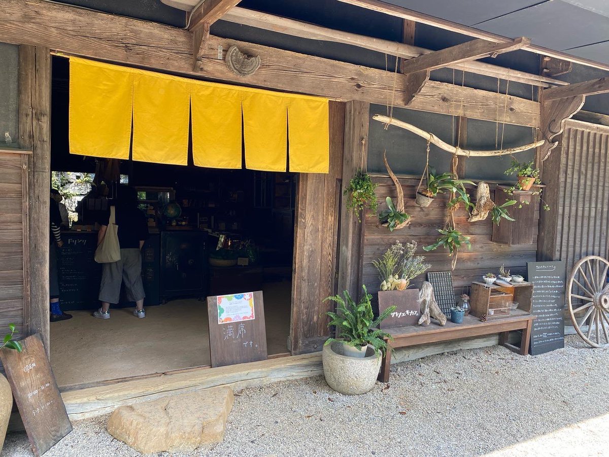 Thaigunpla's tweet photo. 今日は自宅から一時間ちょいのダムまでツーリング、ダムの側にある古民家カフェで昼飯っ！
と、思ったら…満席ww😭
腹減ったし、せっかく来たので待ちます😅 https://t.co/tfBfDZH4Us