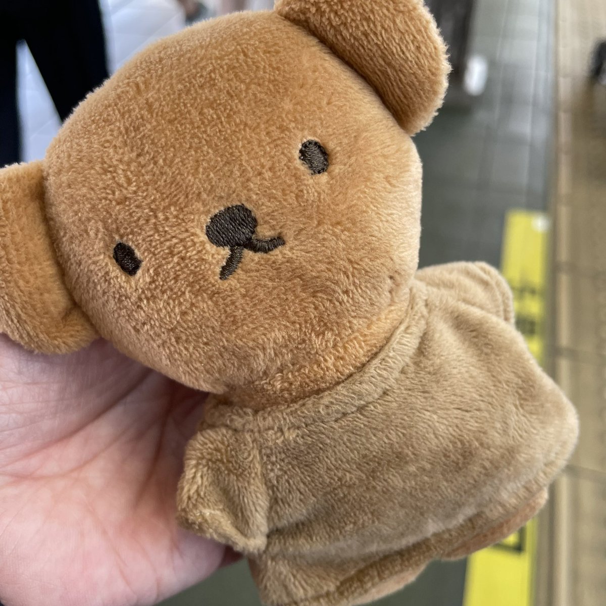 traumsucht77's tweet photo. 【拡散希望】11:30中野駅発総武線三鷹行きの6号車の座席で、写真のクマのぬいぐるみを拾いました。降りる駅が吉祥寺だったので、吉祥寺駅で駅係員さんに届けています。
もし探している方がいたら、無事再会できますように🙏🏻 https://t.co/kEcUznDXTg