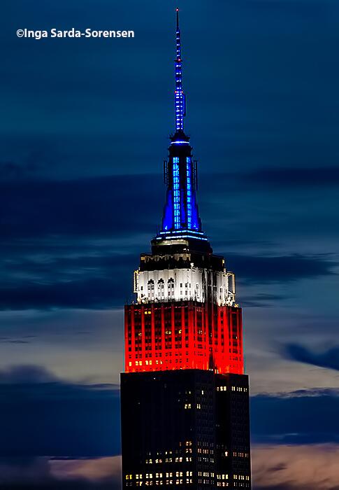 EmpireStateBldg's tweet photo. No lightning strikes in NYC tonight – glowing red, white &amp; blue as the @NyRangers take the win against @TBLightning #ESBright
 
📷: @isardasorensen https://t.co/9u1WcF36FU