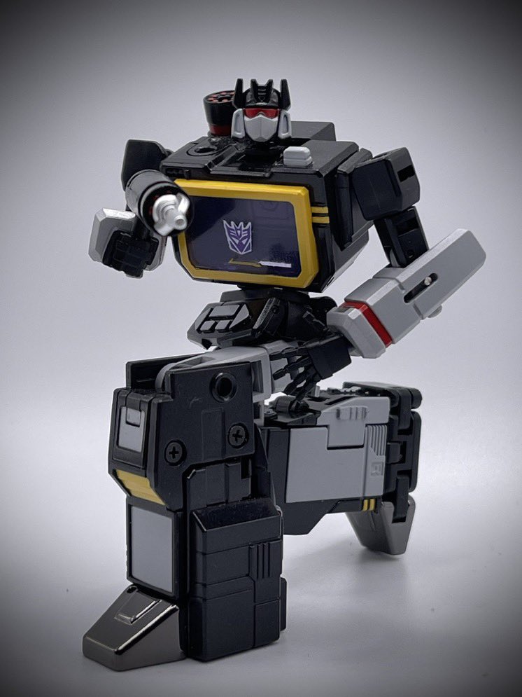 SpringerWrecker's tweet photo. #TGITF #Transformers
@SOUNDWAVE_1984
โ lunges bro, these legs werenโt born beautifulโ
Fact: Soundblaster has red eyes.
Soundwave has yellow eyes. https://t.co/TkftXbzzlz