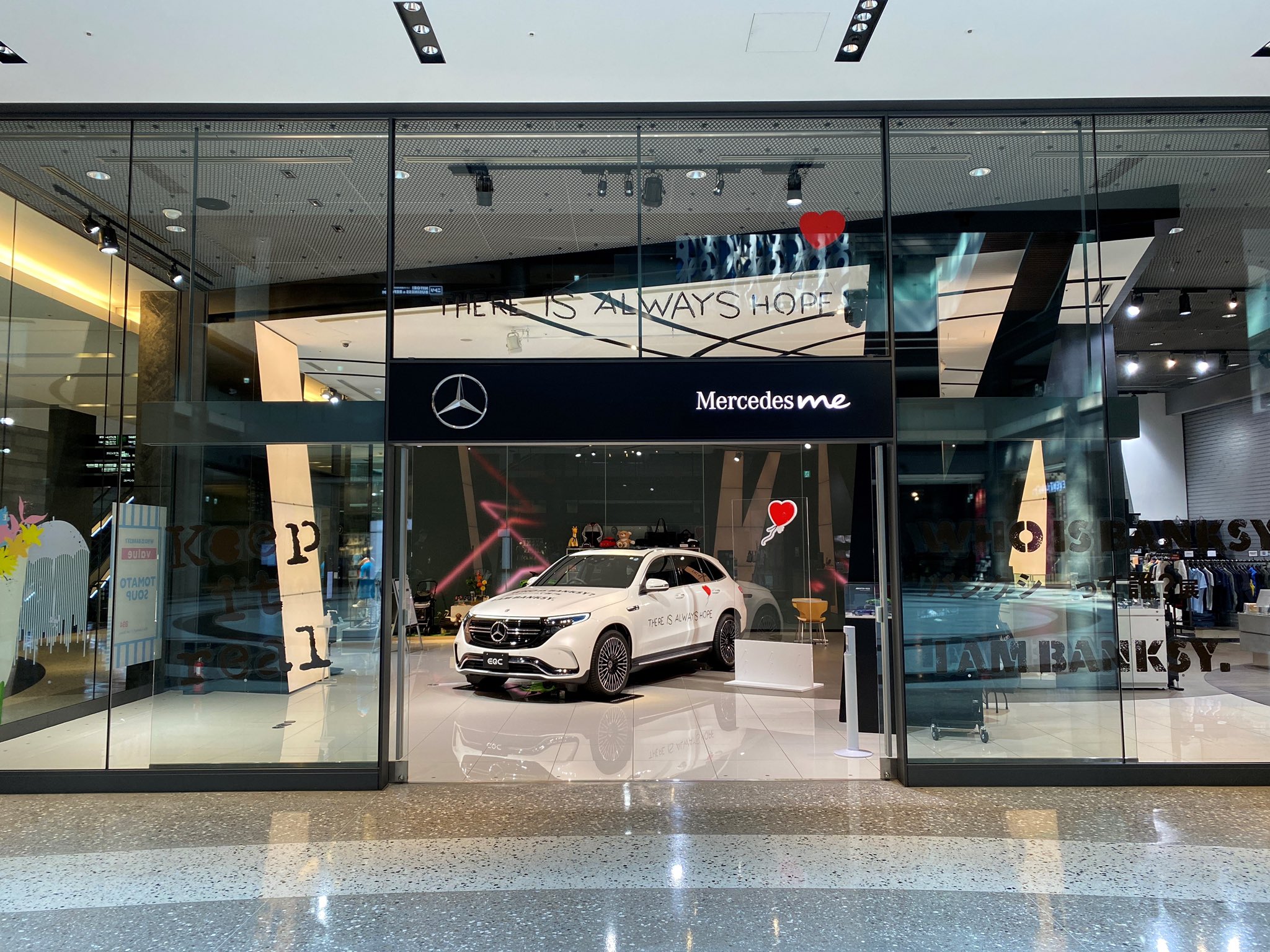 メルセデス ミー Mercedes Me 6 12まで バンクシー Eqcの特別企画 メルセデス ミー 大阪では グランフロント大阪で開催する バンクシーって誰 展 と連動し バンクシーの特別ラッピングカーを6月12日まで展示しています オリジナルグッズを