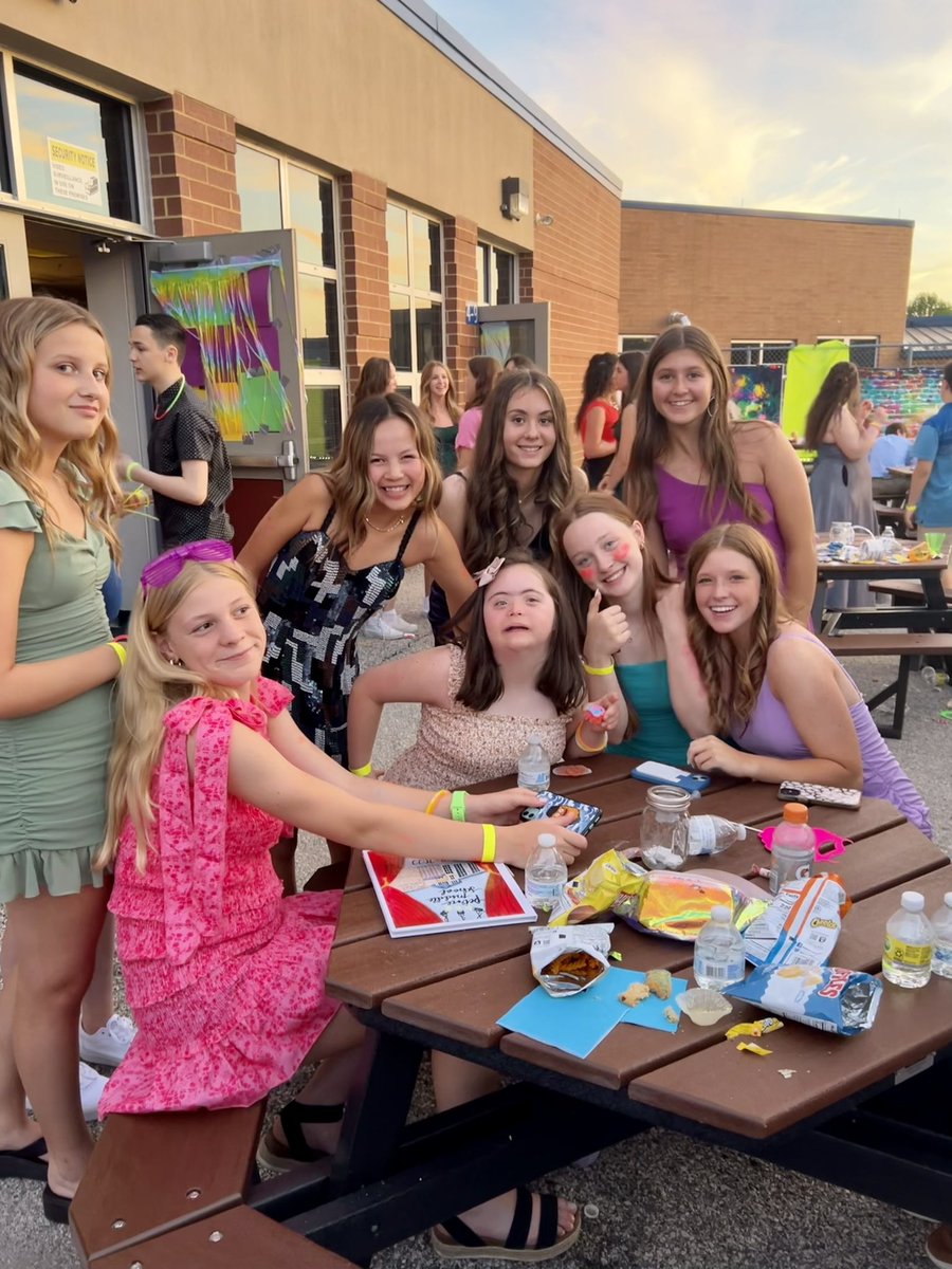 AngelRucciSLP's tweet photo. PMS student council and parents did an amazing job of making our 8th graders feel special for their final celebration as middle schoolers #8thGradeDance #LifeSkills #Inclusion https://t.co/xl8DluvfY6