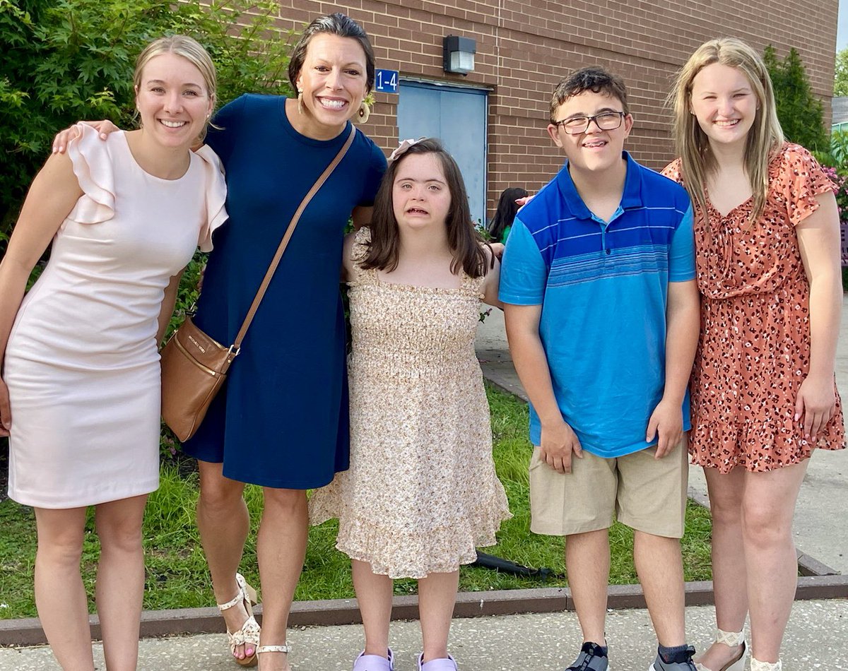 AngelRucciSLP's tweet photo. PMS student council and parents did an amazing job of making our 8th graders feel special for their final celebration as middle schoolers #8thGradeDance #LifeSkills #Inclusion https://t.co/xl8DluvfY6