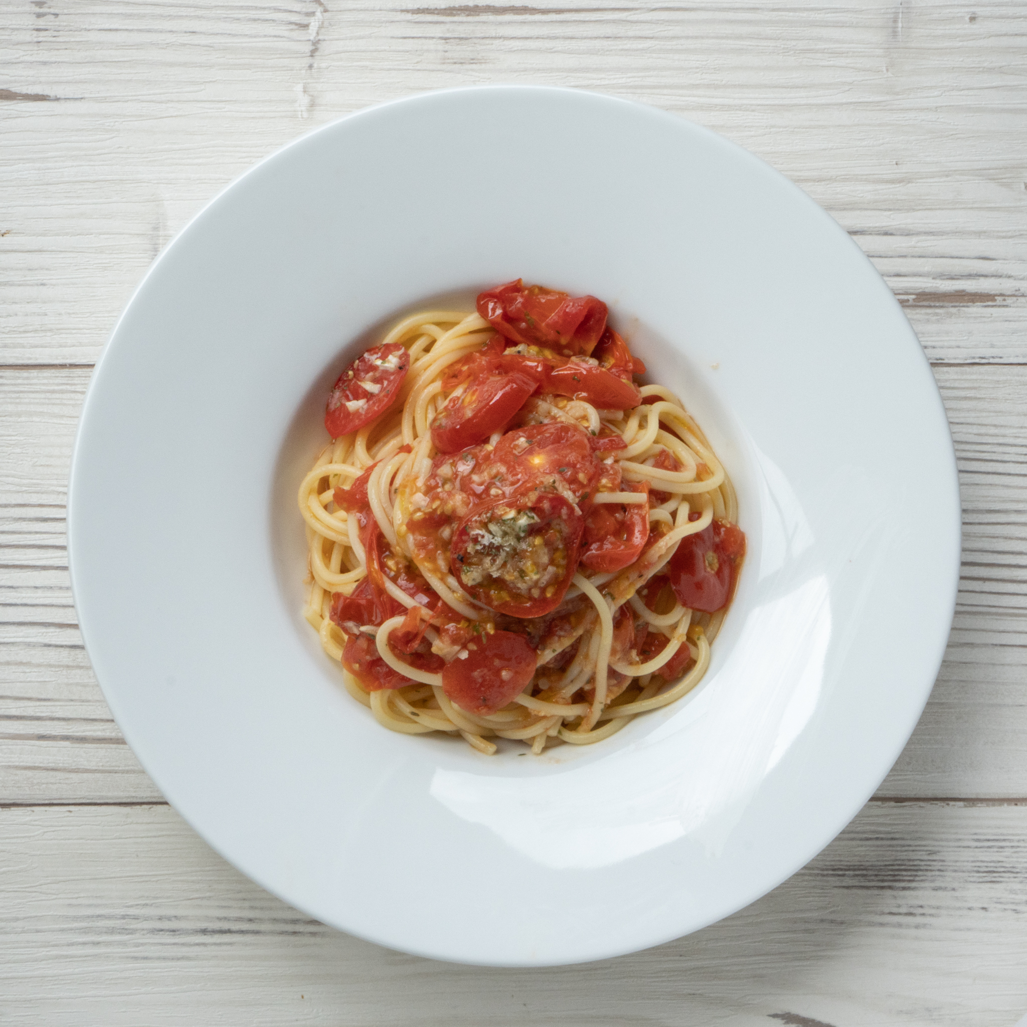 パスタ手帖 レシピ更新 トマトを耐熱皿でオーブンへ ニンニクとタイム パセリの香りにパン粉の食感をプラスしました 火の通ったトマトのジューシーな甘味が絶品です お好みでチーズやオレガノ バジルもどうぞ パスタ パスタレシピ トマト