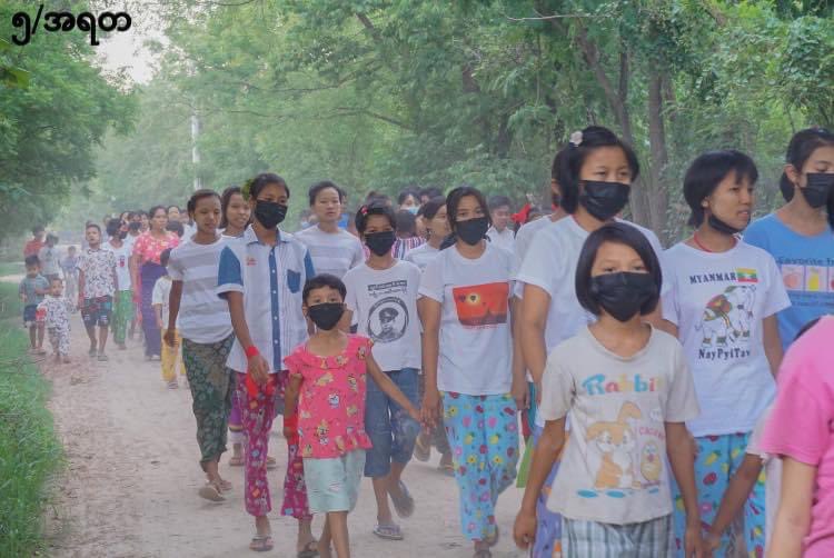 Local residents and students from #Ayadaw Twp, #Sagaing , marched in a village to demolish the Military Slavery Education System by chanting revolution slogans on June 4.

#2022Jun4Coup 
#AgainstCCP #MilkTeaAlliance #WhatsHappeningInMyanmar