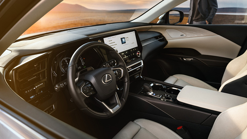 car_watch's tweet photo. 【今週の人気記事】レクサス、新型ラグジュアリーSUV「RX」を世界初公開 PHEVなど多彩なパワート… https://t.co/JBo8G8Ff5m #LEXUS #レクサス #新型RX #ラグジュアリーSUV #DIRECT4 https://t.co/5zoBGFkXr8