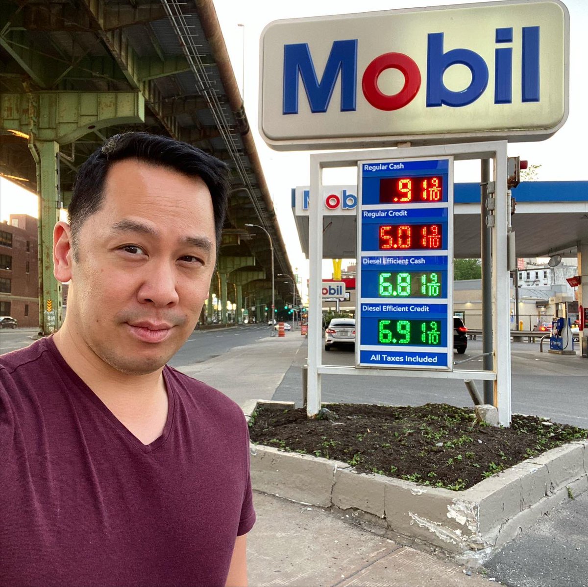 RonLeeReporting's tweet photo. $0.91 for regular #gas?!?! Saw this at the corner of Bush Street And Hamilton Avenue in #Brooklyn and definitely did a double take! Sadly… the price by the pump was closer to $4.91 per gallon. Not cool! #wow #gasprices #brokensign #ronlee https://t.co/WK5tJqAUGh