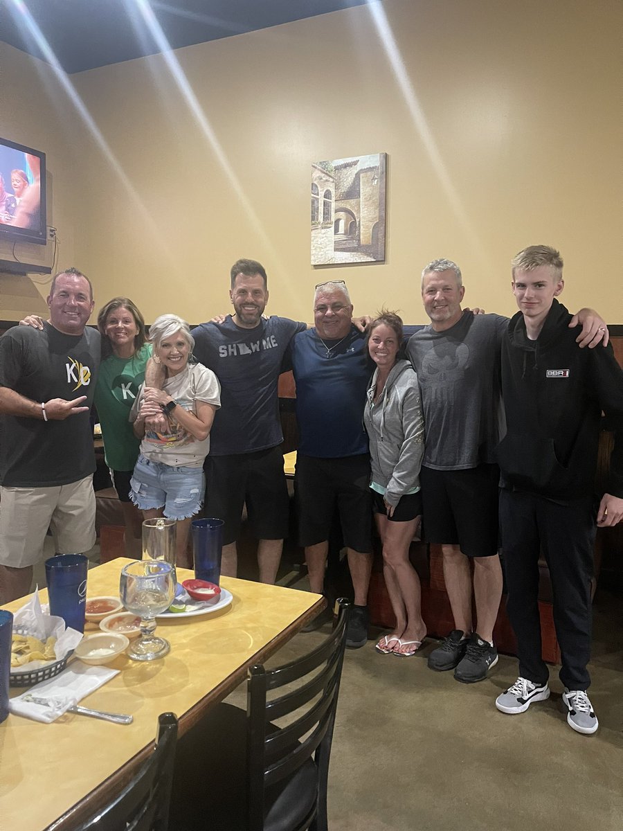 BrianBrown21's tweet photo. Great food and great friends. 

#hollywood

@ibaheather 
@greggmorrison 
@JohnnyHerrera2 
@d9hileman 
@justinlawer_ 
@klhileman 
#KelMo https://t.co/Fd3fKQxuq5