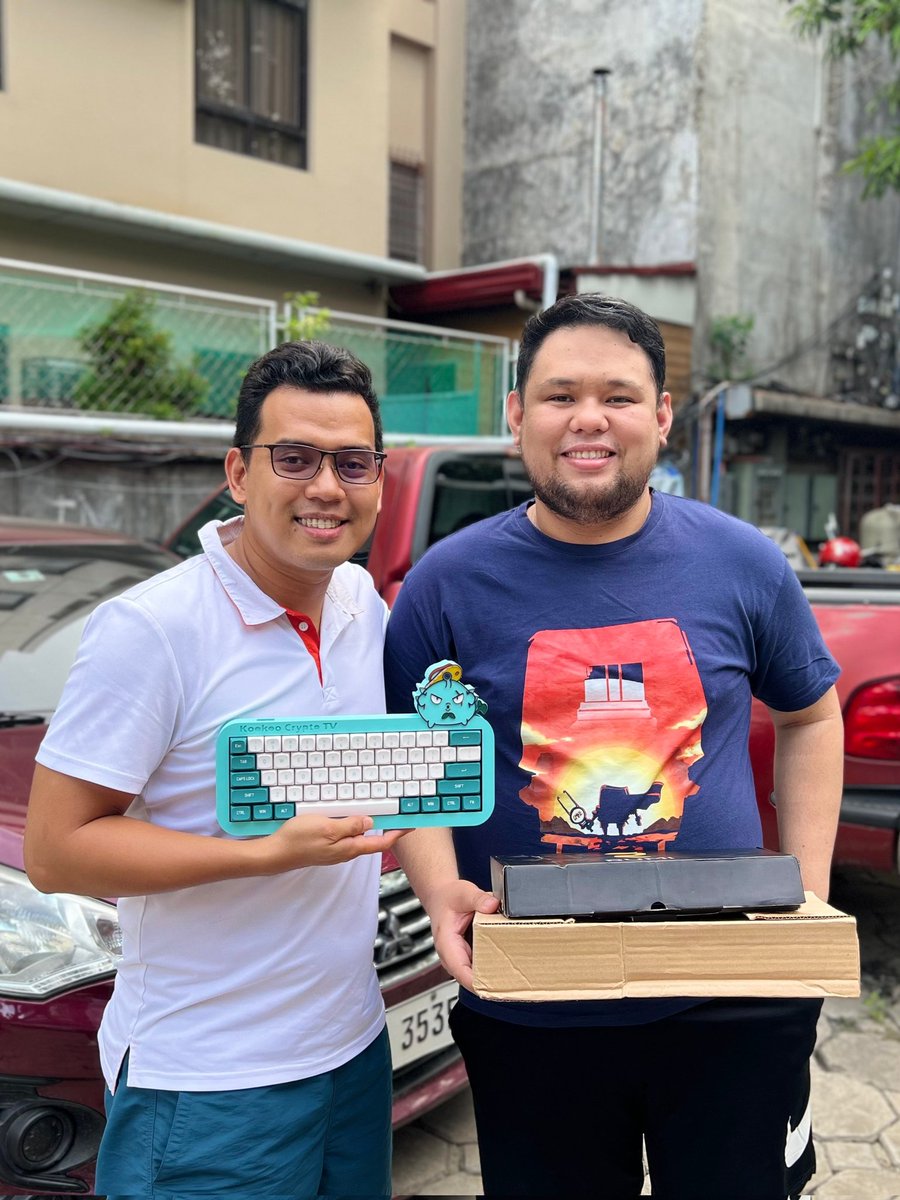 kookoocryptotv's tweet photo. Yesterday, I met w/ a community member &amp; gave me a cool customized KB with El Kapitan @AxieInfinity! 😍 

Thak you @xaclain for your gift! 🎁

If you want to know more about KBs, Please make a sub to his YT Channel: https://t.co/fqujAwi8iq https://t.co/qZpK3B9ANb
