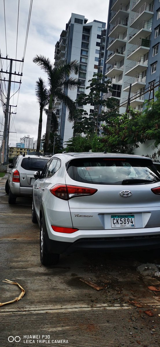 anynka1's tweet photo. Señores de la @ATTTPanama hasta cuando van a permitir que en Transismica, que costo casi 15 años tenerla decente, se estacionen los carros en las aceras, y los peatones no importan.
Entre Plaza ágora y  edifico Bolívar. https://t.co/Ui3W34J0Vo