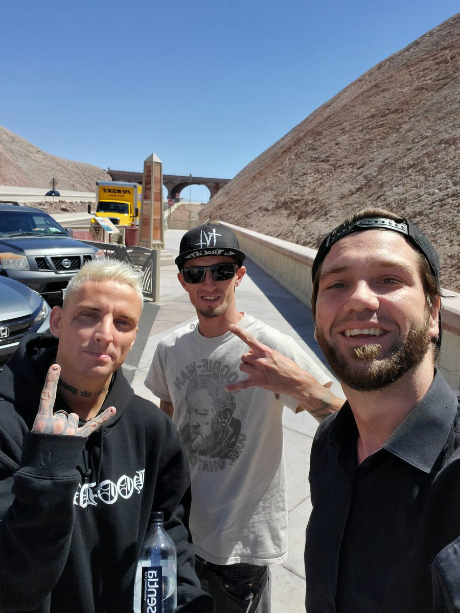 TheRealRobertSC's tweet photo. I always stop here once Vegas kicks my ass. Apparently @DarbyAllin had the same idea. Never knew my dude was an AZ guy. https://t.co/77gKIkWXYF
