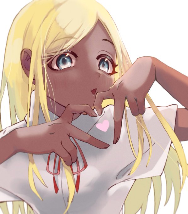 指ハートするライラさん 