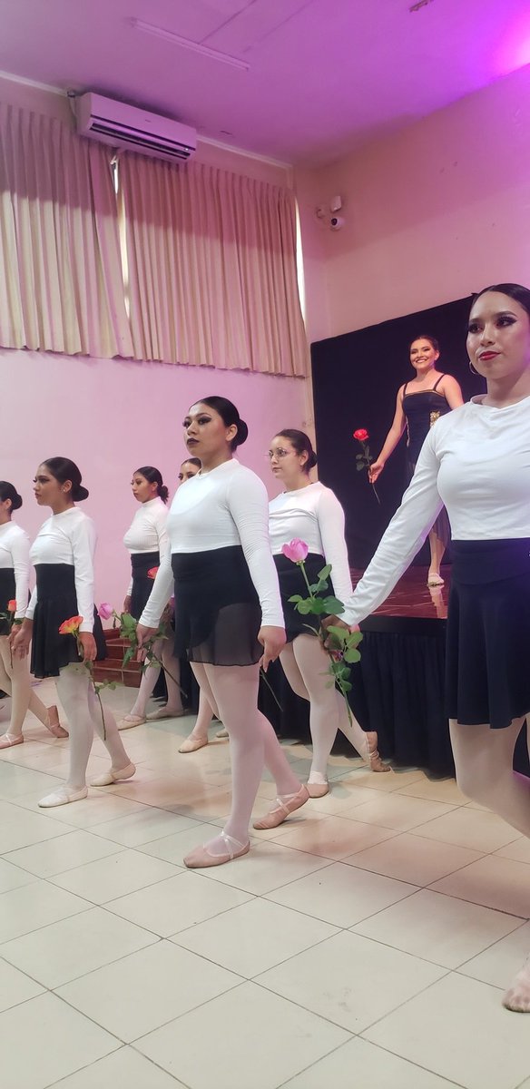 PrepaUnoUady's tweet photo. Presentación de  las selecciones de #Ballet y #GimnasiaRitmica en el marco de la #JornadaCultural2022 #PrepaUno #UADY https://t.co/CEgqyPL4o2