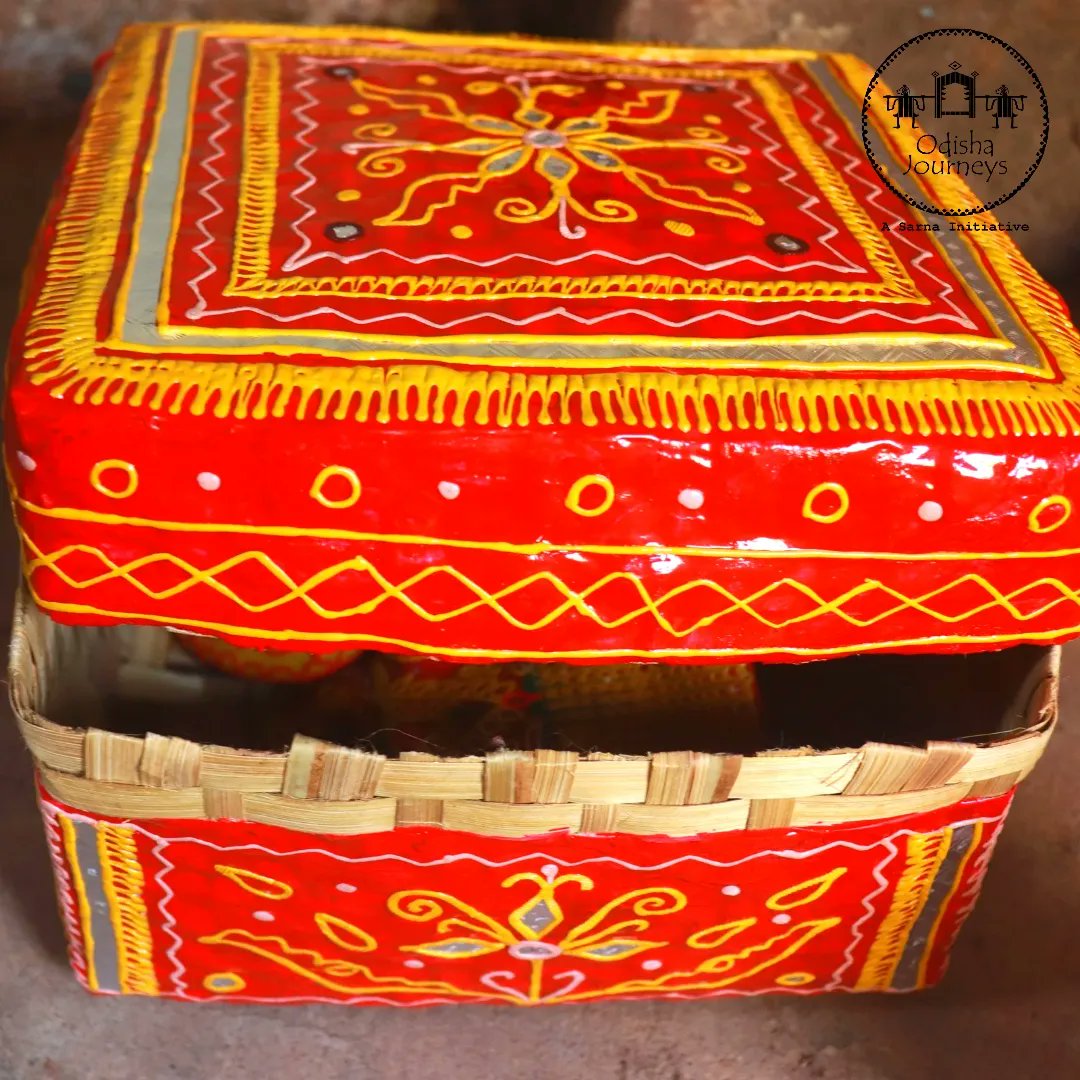 There is so much beyond  Raghurajpur when it comes to craft heritage in #Odisha. These two boxes are incredible. The red is from Nabrangpur and the blue is from Paralakhemundi, both do not appear as tourism destinations.

#odishatourism 
#craftsofindia 
#craftsofodisha