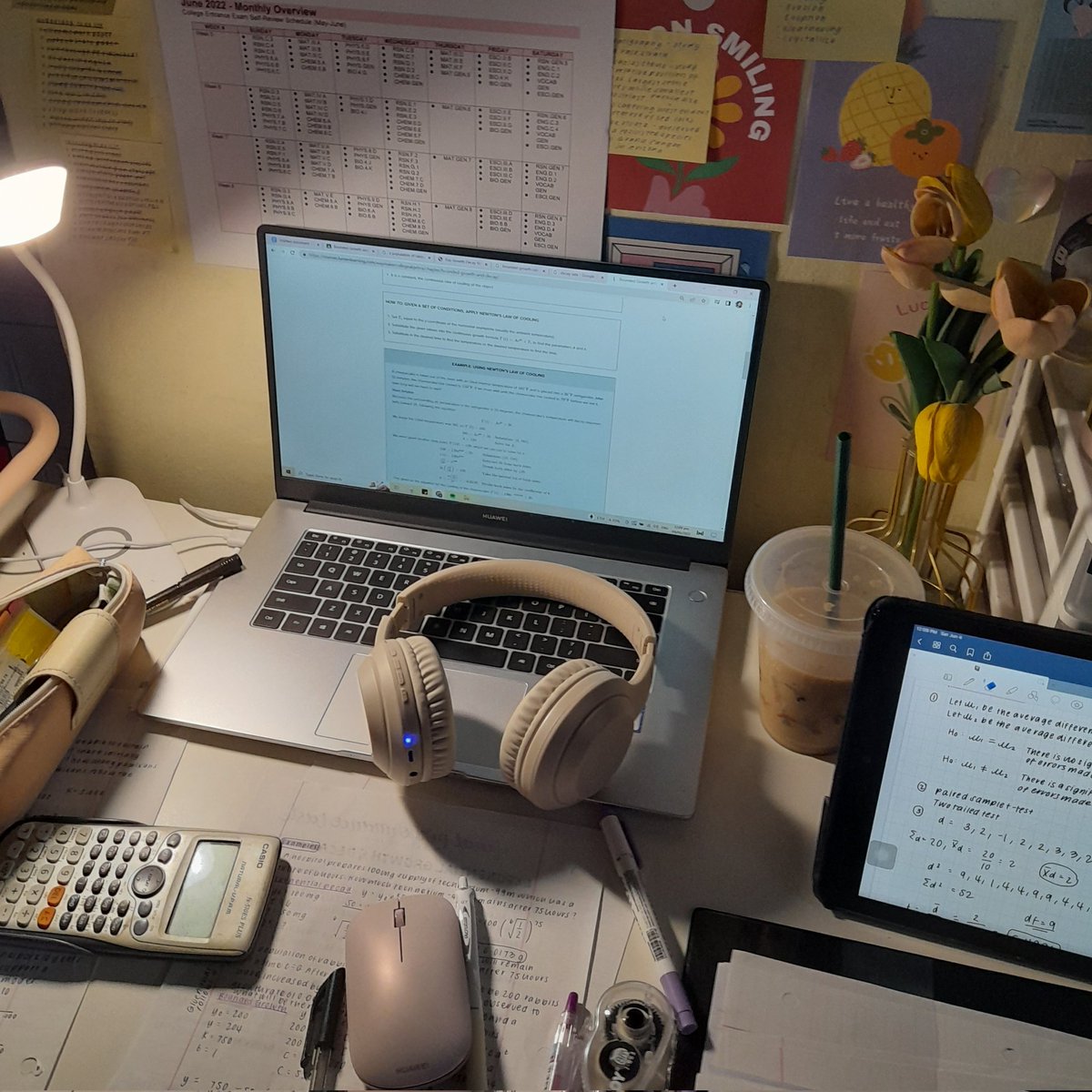 _nyulife's tweet image. messy desk @.@