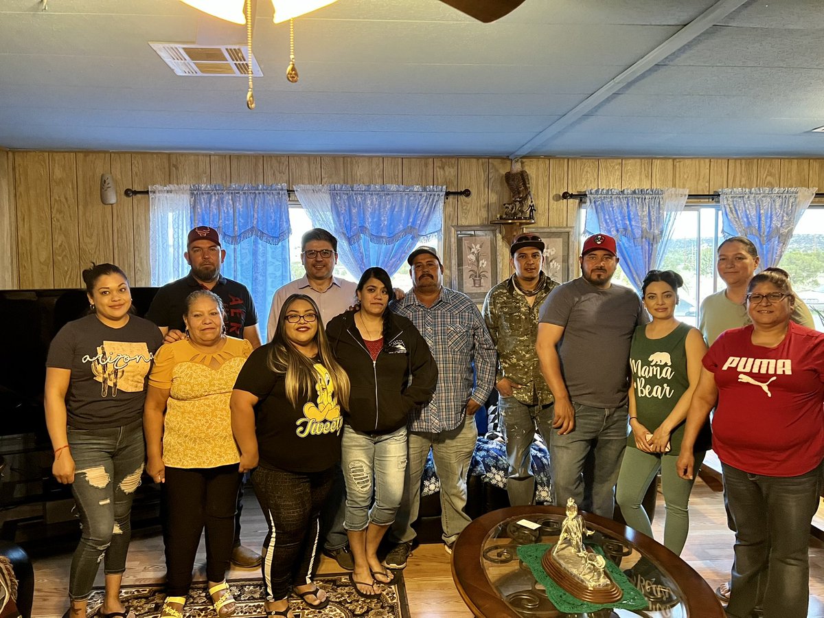 jorgem_yescas's tweet photo. 🏘Amena reunión #PuertaAPuerta🌱esta tarde en casa de mi amiga Perla Molina, en #Springerville, con paisanxs de #CiudadMadera y #Ascención, Chihuahua.
✅Canalizamos casos y solicitudes.
😀Un gusto convivir con gente sincera y trabajadora de esa región de nuestro querido 🇲🇽. https://t.co/Gj1TEo1FJK