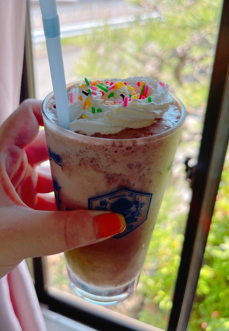 反射で指がやべえ色だけど笑
これ家で作れちゃうのハッピーすぎる。スタバより甘くないからスッキリ飲める
※ただし糖分はやばい 