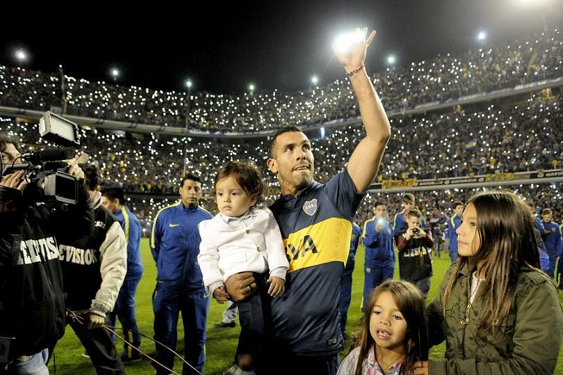 Jugó una final de Champions frente al Barcelona y volvió a Boca, llenó toda una Bombonera un lunes. Todavía recuerdo la emoción, le pedí a mi viejo que me compre la 10 de Carlitos. Me quedo con ese Tevez. Uno de los mejores futbolistas que vi mi vida. Sinónimo de gloria. Gracias.