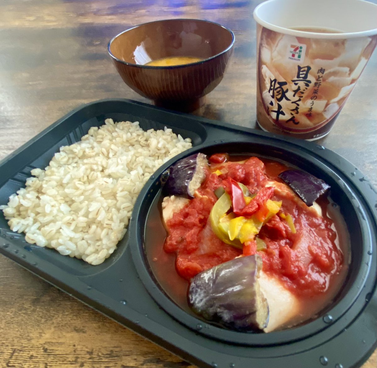 workout_food's tweet photo. 本日のワークアウトフードはこちら☝️
イタリア生まれのカチャトーラ弁当🇮🇹

🍅🫑カチャトラ🍆🍗
・エネルギー：428kcal
・たんぱく質：33.3g
・脂質：7.1g
・炭水化物：56.0g
・食塩相当量：2.7g

ボディメイクに必要な栄養素もバッチリ、ご飯の押麦も腸内環境を整えお腹の重たさをスッキリ解消��� https://t.co/0IbeiJin3j