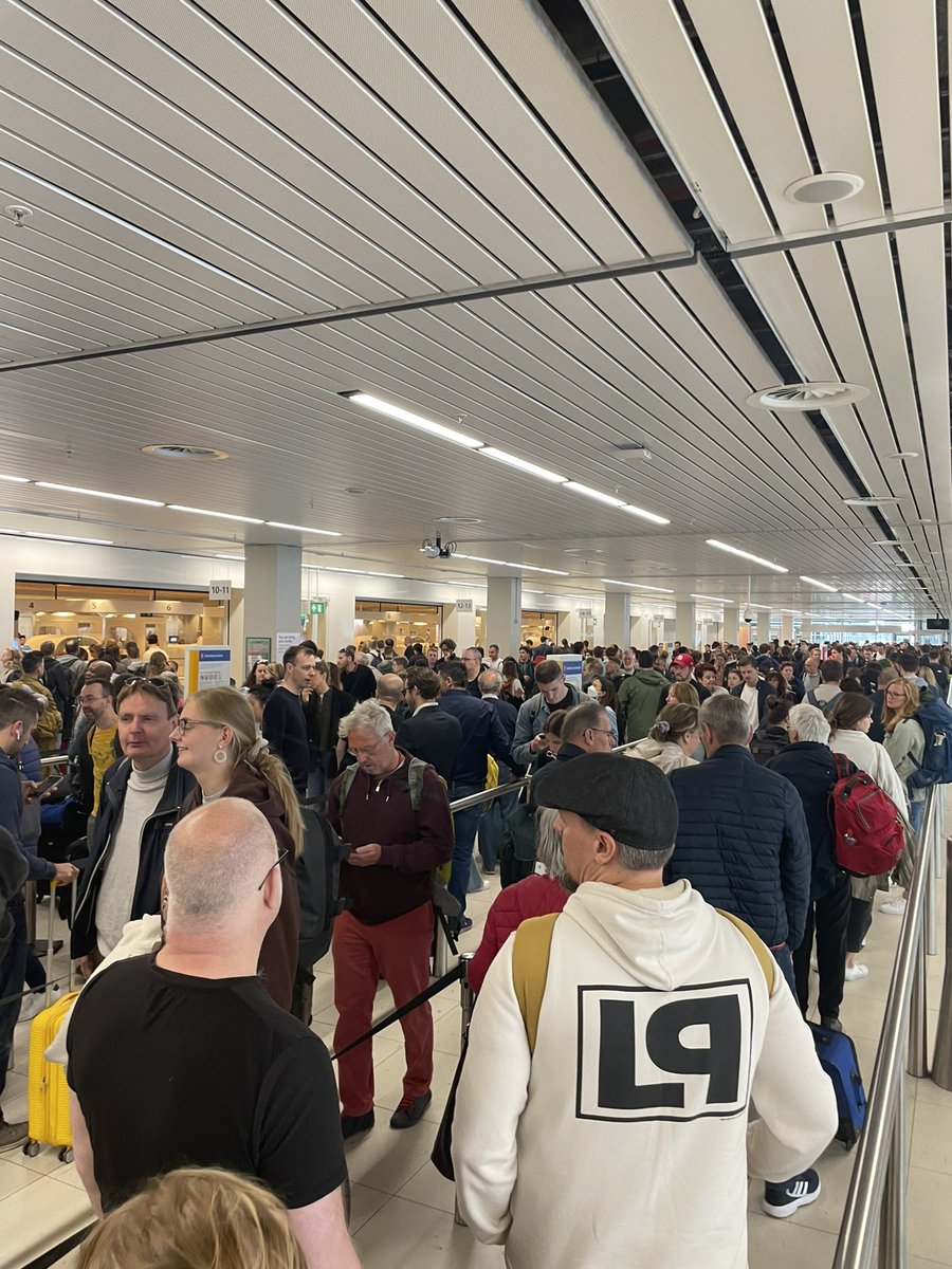 felixzewing's tweet photo. Didn’t believe in hell before I got to Schiphol airport today https://t.co/CIpnm1MBPe
