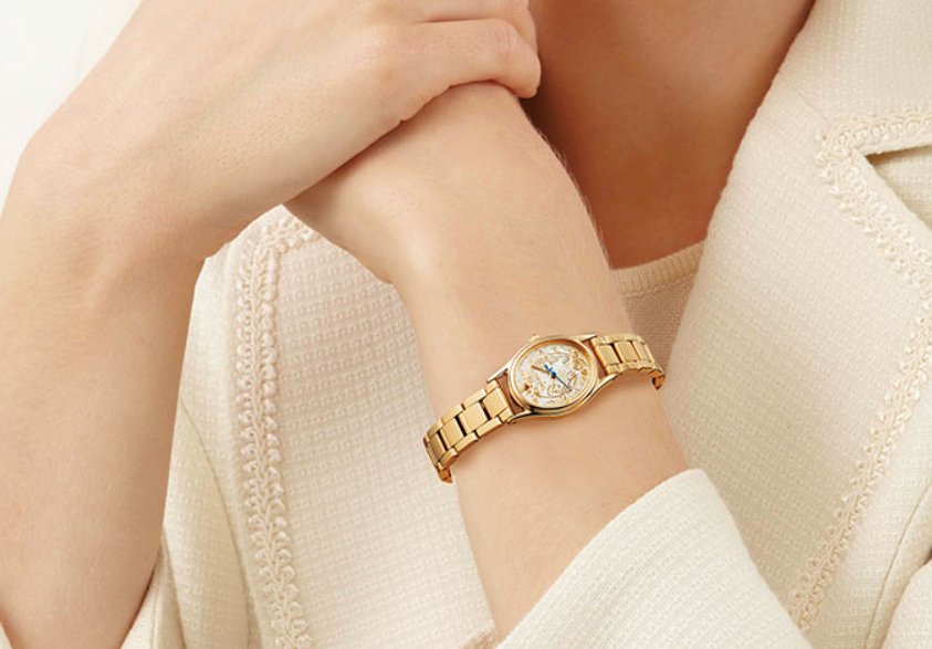 MugenShopper's tweet photo. Vous souhaitez offrir une montre de qualité, originale et très jolie au poignet? 
Seiko a réalisé la montre officielle Lady Oscar pour les 50 ans de la série. 
Made in Japan, produite à 1000 exemplaires pour le monde. 55550 yen (400€) 
Demandez la ici: https://t.co/DCQq6FI2hh https://t.co/QsYpqdAqTw