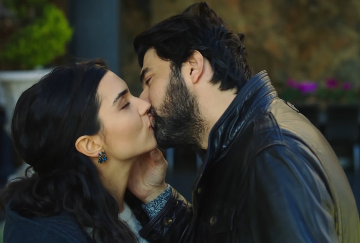 WorldTuba's tweet photo. ☆꧁ Elif ❤ Ömer꧂☆
@TubaBustun
#TubaBüyüküstün #tubabuyukustunfans #tubabüyükustün🌍 #Elif #Ömer #EnginAkyürek #SancarveMavi #startv #signorina #komissario #beautifulTuba #whateveryoudodoitwithlove #frommetoyou #freetimefuntime #KaraParaAşk  #tvseries #turkishdizi #dizi https://t.co/jgMO4s6dyv