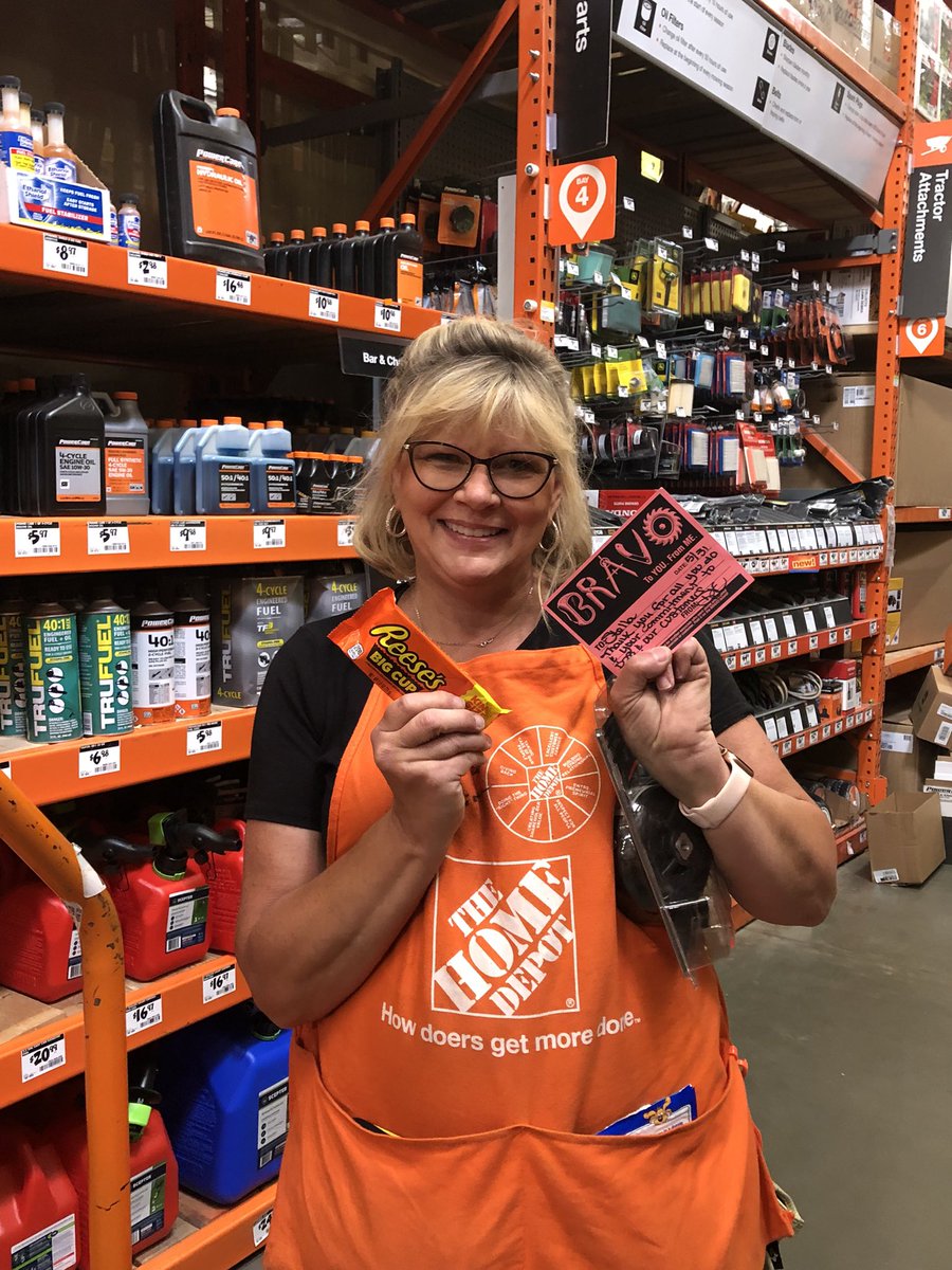 DChamberlain4HD's tweet photo. Some amazing ladies providing exelent customer service and packdown! Thank you for all you do!! @jpaphd @HDMartyUT https://t.co/GfKEi71PYE