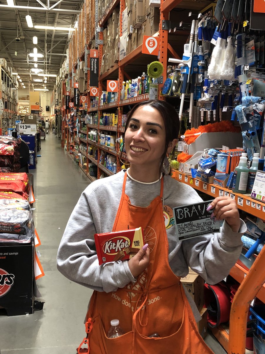 DChamberlain4HD's tweet photo. Some amazing ladies providing exelent customer service and packdown! Thank you for all you do!! @jpaphd @HDMartyUT https://t.co/GfKEi71PYE