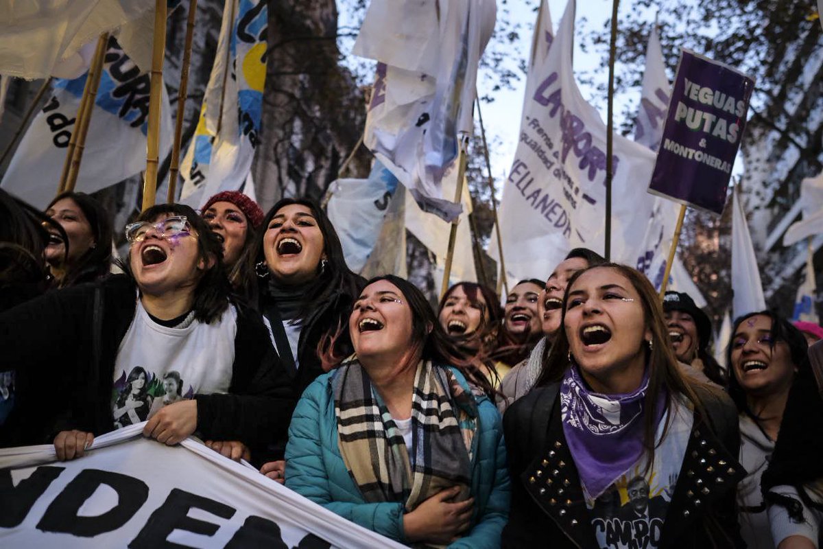 emergentesmedio's tweet photo. "Ni una menos", Buenos Aires, Argentina, el 3 de junio de 2022. Fotos Santiago Oroz @cronistato https://t.co/BG1V9WtIlL