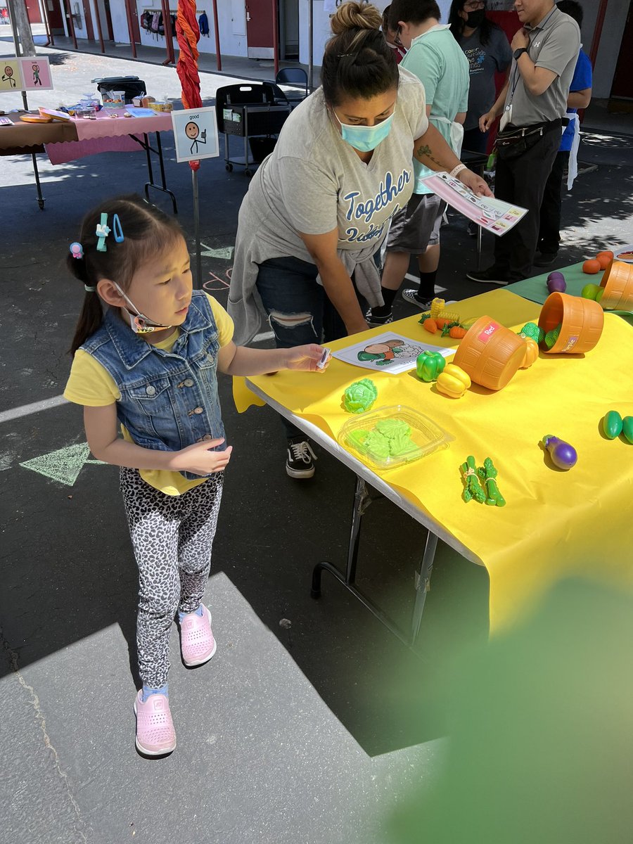 SouthRanchito's tweet photo. It’s an exciting day at the SRDLA Speech Store! 🛒 🍌 🍎 🥦 Thanks to Ms. Kristie and Ms. Nancy for putting this together for our AF students to teach them some life skills. @ElRanchoSchools #AutismAwareness https://t.co/aUApuVFLXX
