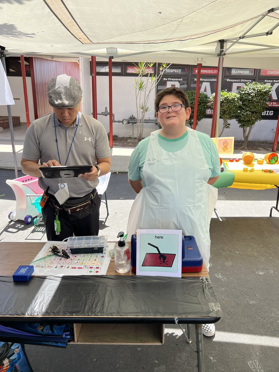 SouthRanchito's tweet photo. It’s an exciting day at the SRDLA Speech Store! 🛒 🍌 🍎 🥦 Thanks to Ms. Kristie and Ms. Nancy for putting this together for our AF students to teach them some life skills. @ElRanchoSchools #AutismAwareness https://t.co/aUApuVFLXX