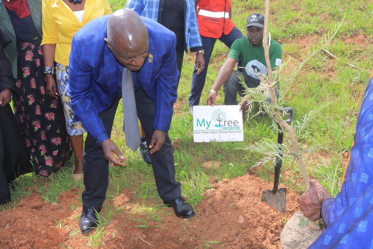 mytreeUganda's tweet photo. We invite you to plant and dedicate a tree to remember and honor a friend or family member lost during the pandemic.
Thank you @GenWamala for leading us on this exciting journey of appreciating those who have meant so much in our lives.π²π³
#RememberMeBook #milliontreechallenge https://t.co/1grzPKAKEj