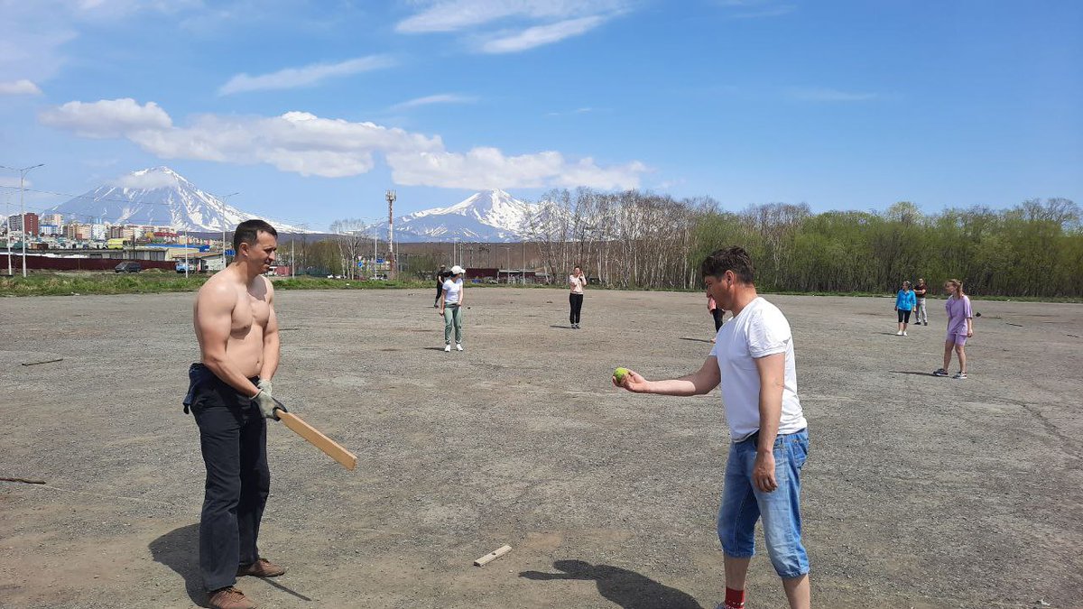 teidoo's tweet photo. Сегодня два часа играли в лапту. Было очень весело и подвижно:) Несколько человек потянули мышцы из-за резких стартов с места. Подумал, что на будущее, перед лаптой, нужно обязательно разминаться. https://t.co/FdLm31KYdq