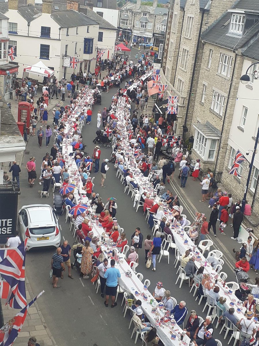 Queens Jubilee street party in downtown #Swanalulu on sea. Now tell me that our Royals are not popular. #Leftwaffe numpties need to give their head a good wobble. #QueenElizabeth 🇬🇧🇬🇧#ProudToBeBritish