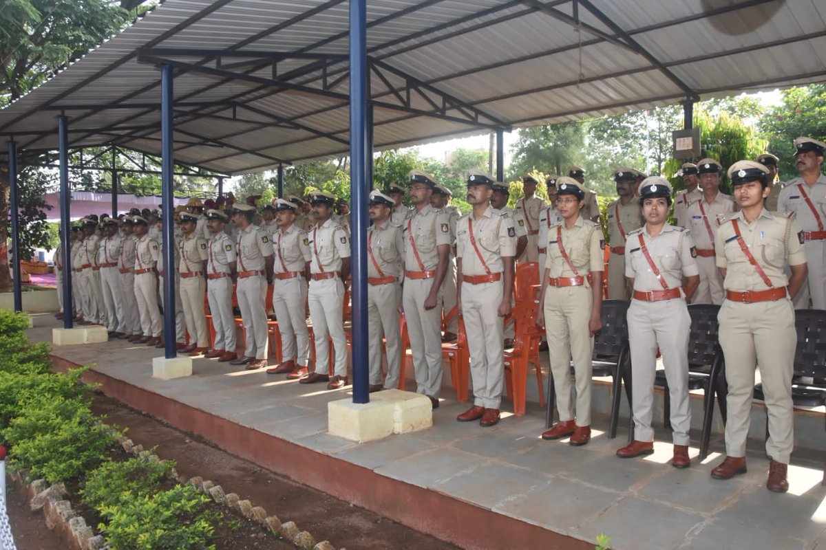 SPBelagavi's tweet photo. ಈ ದಿನ ಮಾನ್ಯ ಶ್ರೀ ಅಲೋಕ್ ಕುಮಾರ್, ಎಡಿಜಿಪಿ ಕಾನೂನು ಮತ್ತು ಸುವ್ಯವಸ್ಥೆ ರವರು ಪರೆಡ್ ಪರಿವೀಕ್ಷಣೆ ನಡೆಸಿದರು, ಐಜಿಪಿ ಉತ್ತರ ವಲಯ, ಪೊಲೀಸ್ ಆಯುಕ್ತರು ಬೆಳಗಾವಿ ನಗರ, ಬೆಳಗಾವಿ ಜಿಲ್ಲೆ ಮತ್ತು ನಗರ ಪೊಲೀಸ್ ಘಟಕದ ಎಲ್ಲ ಅಧಿಕಾರಿಗಳು ಹಾಜರಿದ್ದರು.
@alokkumar6994 @IgpNr @112belagavi https://t.co/FELG0XM4Of