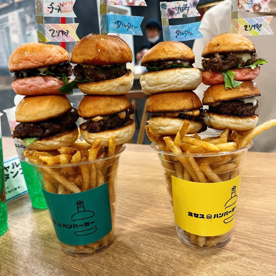 【ミセスハンバーガー@川越】

カップに入ったちっちゃくてかわいい川越の新名物、
仙台牛のスライダーバーガー

インスタ映えするし美味しくてボリューミー

テイクアウトもできるので川越での食べ歩きに行ってみてね！

#ミセスハンバーガー
#川越　#川越グルメ　#ハンバーガー　#グルメ　#川越観光