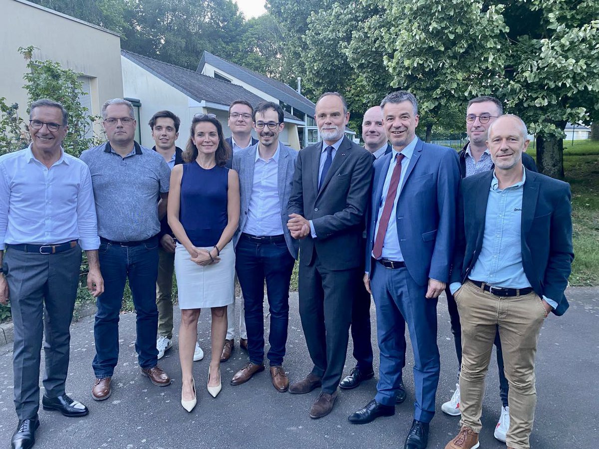 🔵 <a href="/EPhilippe_LH/">Edouard Philippe</a> était présent en #Mayenne pour soutenir @YFavennec2022 #Circo5303.
⚪️ L’occasion pour les adhérents <a href="/HorizonsLeParti/">Horizons</a> d’échanger et de partager un moment avec lui. 🔵 Mobilisés pour donner une majorité au Président de la République. #Législatives2022 🗳
