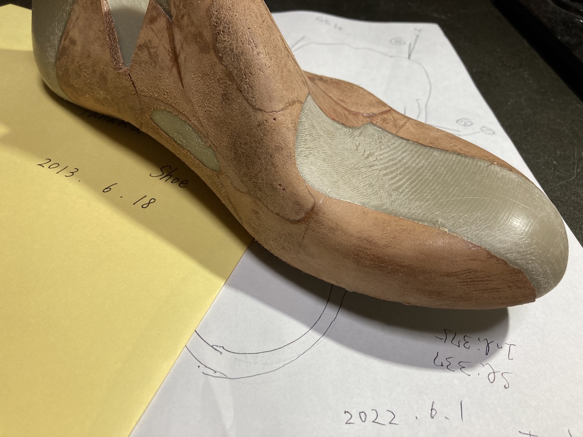 ScapeShoe's tweet photo. 暑い！
蒸してないのが救いですが日差しが暑いですね〜。
さて、以前の木型とカルテを引っ張り出してきて、
次の制作に反映させていきます。
暑さに負けず、頑張りましょう！ https://t.co/Wd7X7Ho94P