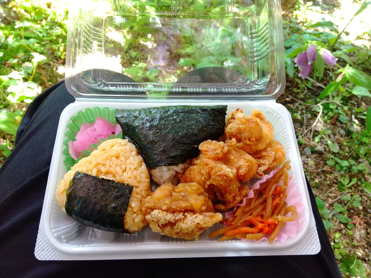 moko_photoplace's tweet photo. 今日は風が気持ちいいので 外でお昼ご飯 

庭で食べるの初めてかも😁

#エア雑貨村at https://t.co/lLwlzD3ZCM
