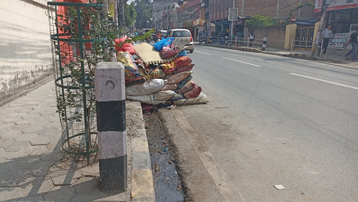 gobindapkl's tweet photo. फोहोर नउठ्दा सडकमा असरल्ल फोहोर फालिएको हुन्छ । त्यही फोहोरलाई यसरी थाक लगाएर राख्दा अर्कै देखिदो रहेछ ।
#Benesor #waste #wasteissue #environment https://t.co/cAGW5nUjcV