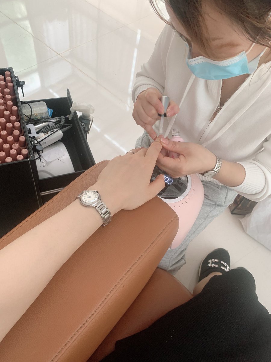 3million_yan's tweet photo. 小区にネイルの方来てくれたので青空美容院ならぬ、青空ネイル💅💕小红书RED見ながらチャイボーグ達の真似っこ。爪が最強に短いので短めネイルで調べてお任せでやってもらいました。大堂使っていいよと言われ途中からロビーへ移動(笑)出張ネイルなのでどこでも駆けつけてくれるそうです。おすすめ🥰 https://t.co/dxCeco2OrH