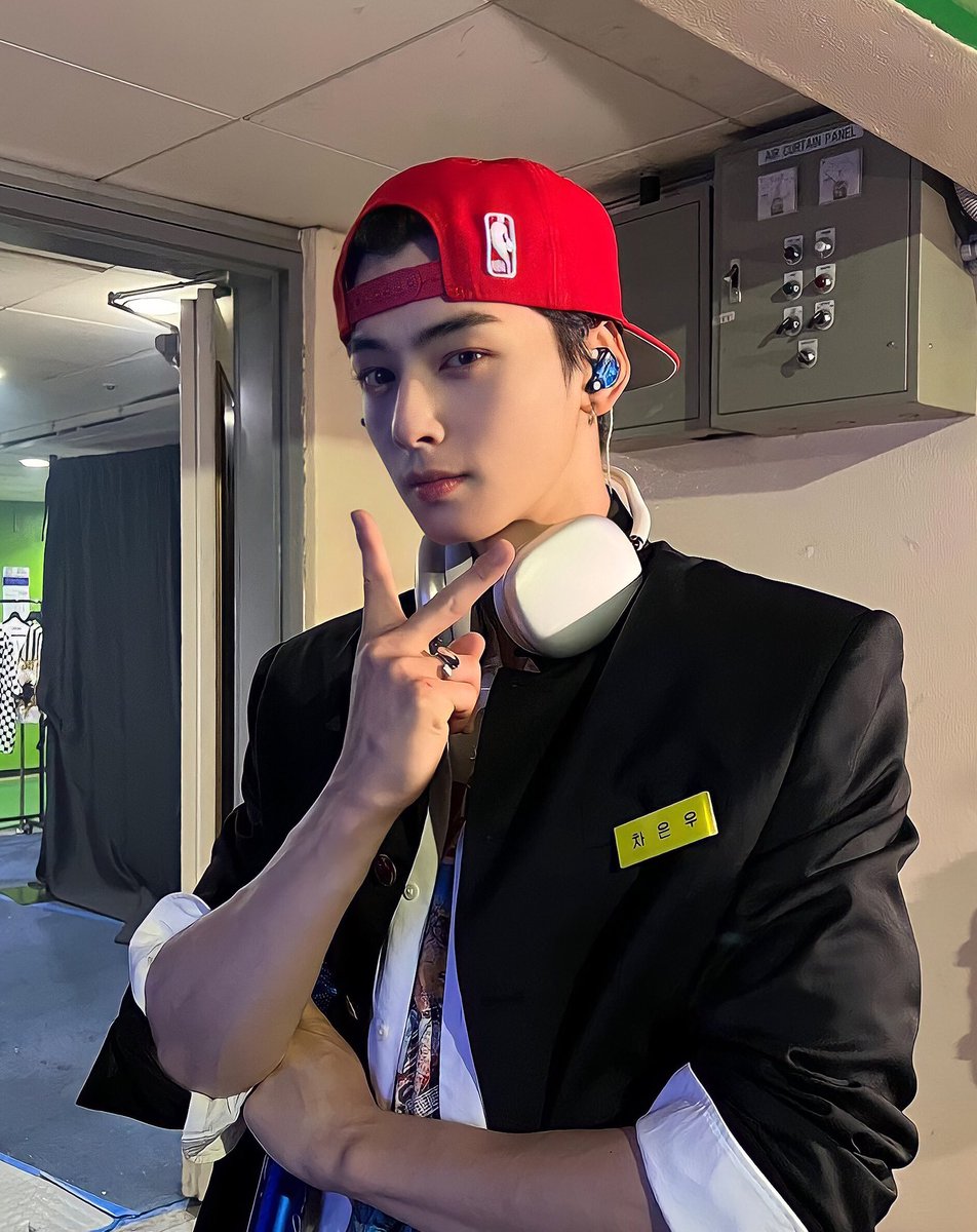 hwazzup233's tweet photo. #CHAEUNWOO #차은우 
         
            2016                           2022 https://t.co/BWRxwvgRQU