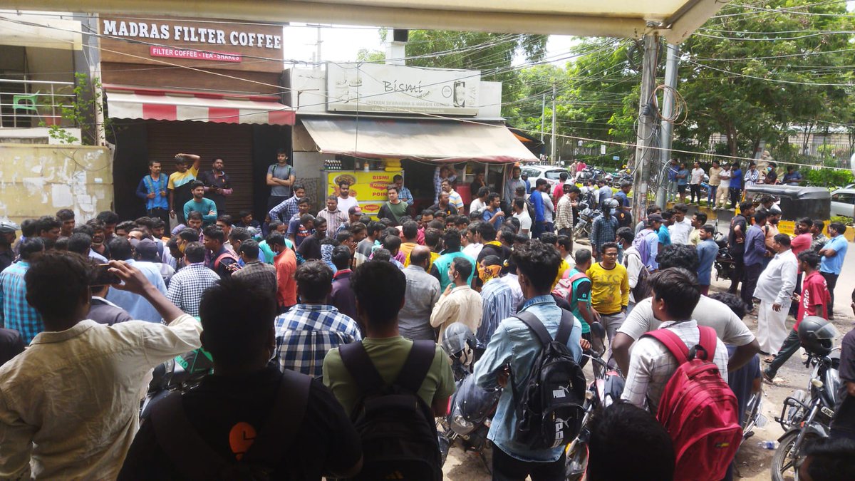 TGPWU's tweet photo. @swiggy_in @KTRTRS @mahmoodalitrs @TelanganaDGP  @cyberabadpolice @psgachbwli_cyb  #Deliverylivesmatters take action against Varalakshmi Tiffins, Cybercity, DLF Rd, Gachibowli. Immediately https://t.co/Es9SzWWiqw