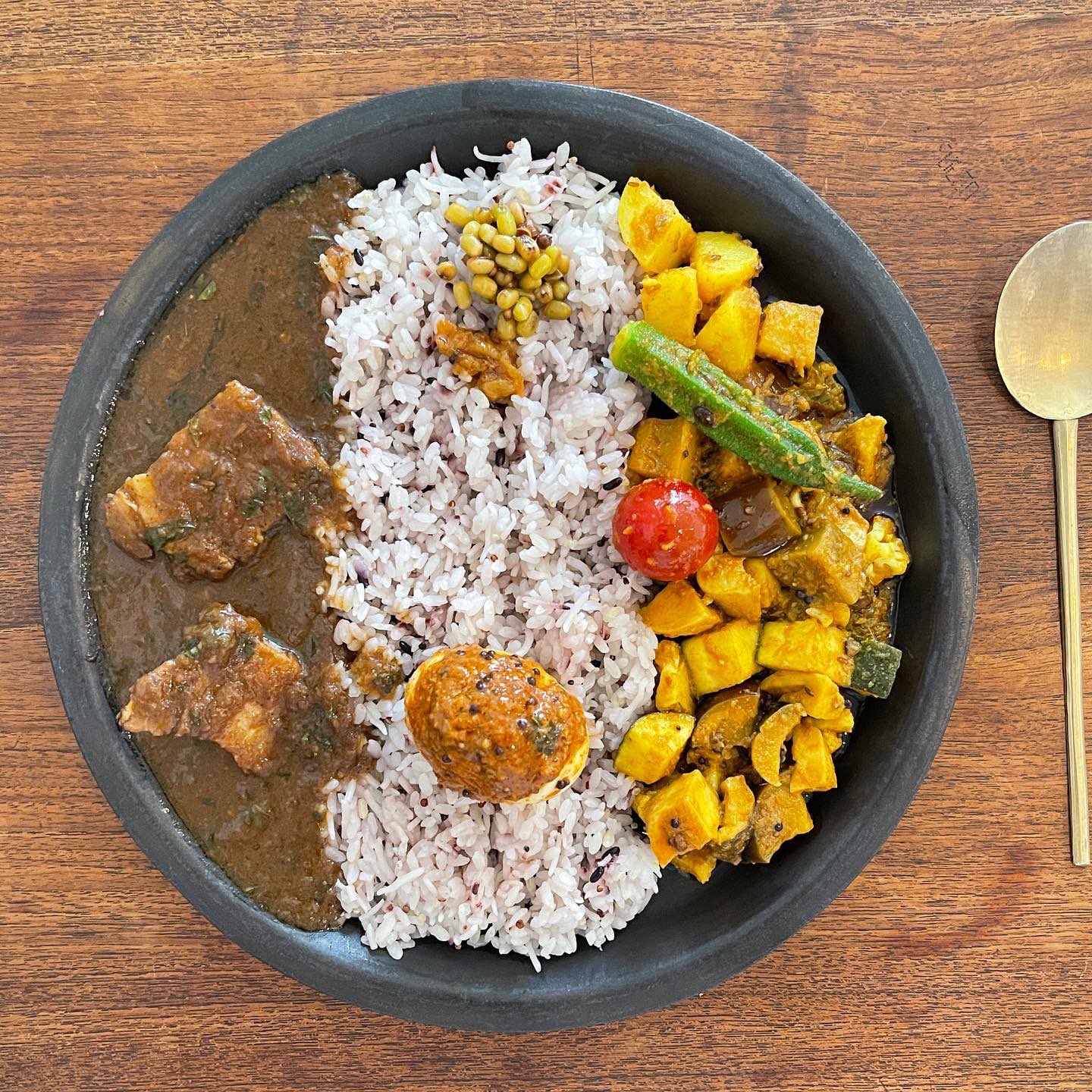 西荻案内所 Raccoon R A C C O O N でポークカレーと野菜カレーのハーフ ハーフ 玉子のせ 店内で食べるのが実はひさしぶりかも 深く満足 西荻窪 西荻窪カフェ 西荻窪ランチ 西荻窪グルメ 西荻窪お持ち帰りグルメ 西荻窪カレー Nishiogikubo